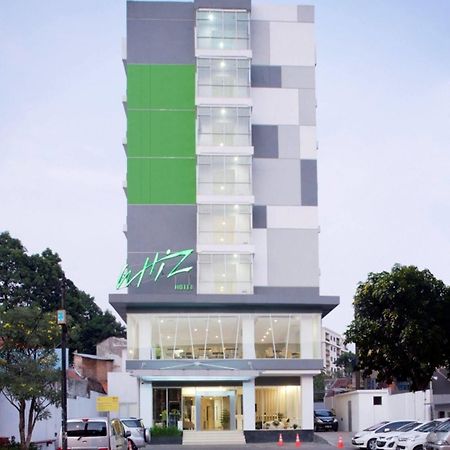 Whiz Hotel Cikini Jakarta Exterior photo