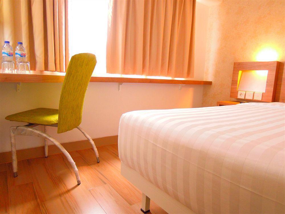 Whiz Hotel Cikini Jakarta Exterior photo
