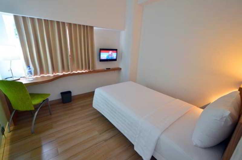 Whiz Hotel Cikini Jakarta Exterior photo