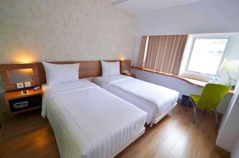 Whiz Hotel Cikini Jakarta Exterior photo