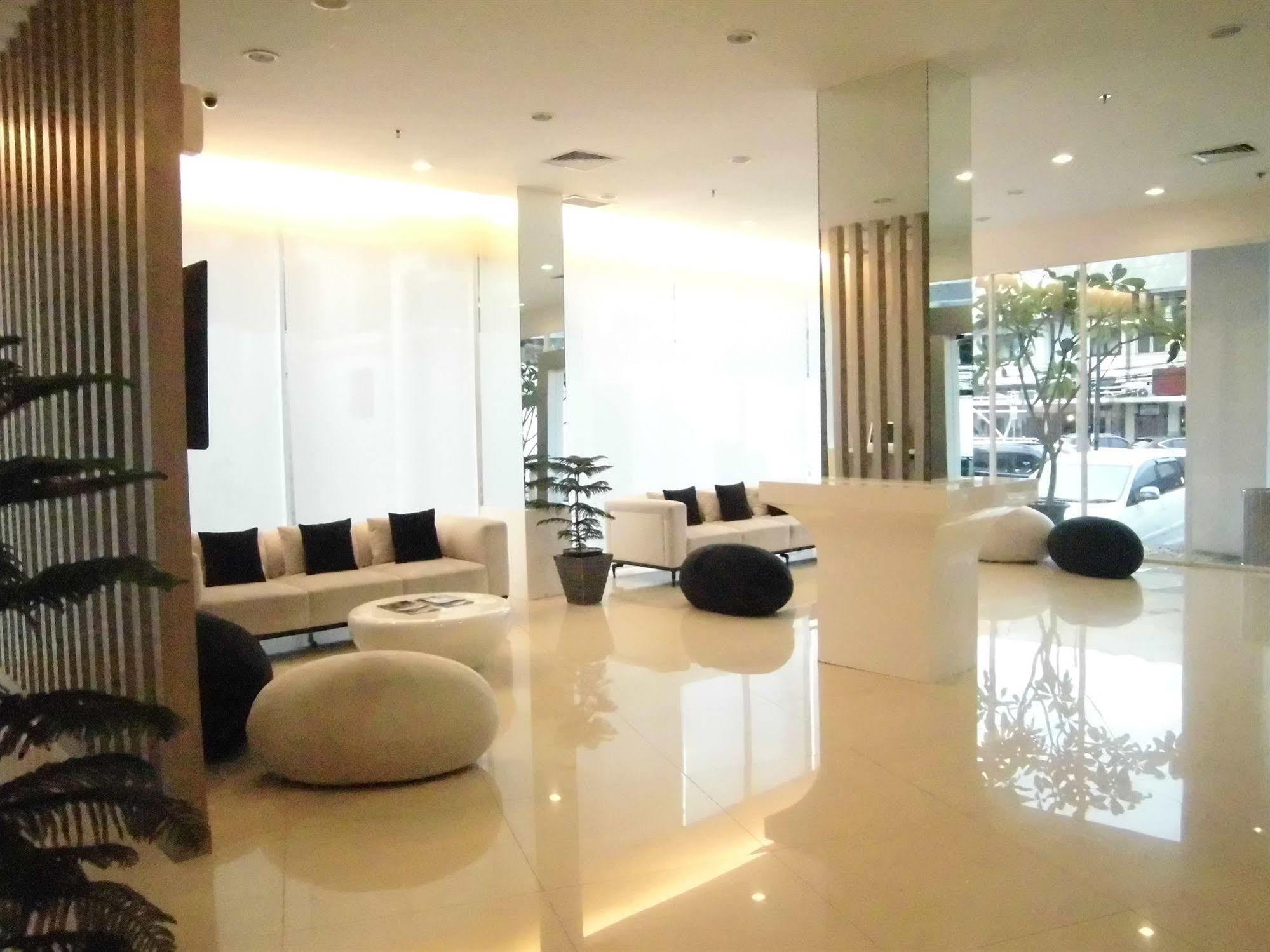 Whiz Hotel Cikini Jakarta Exterior photo