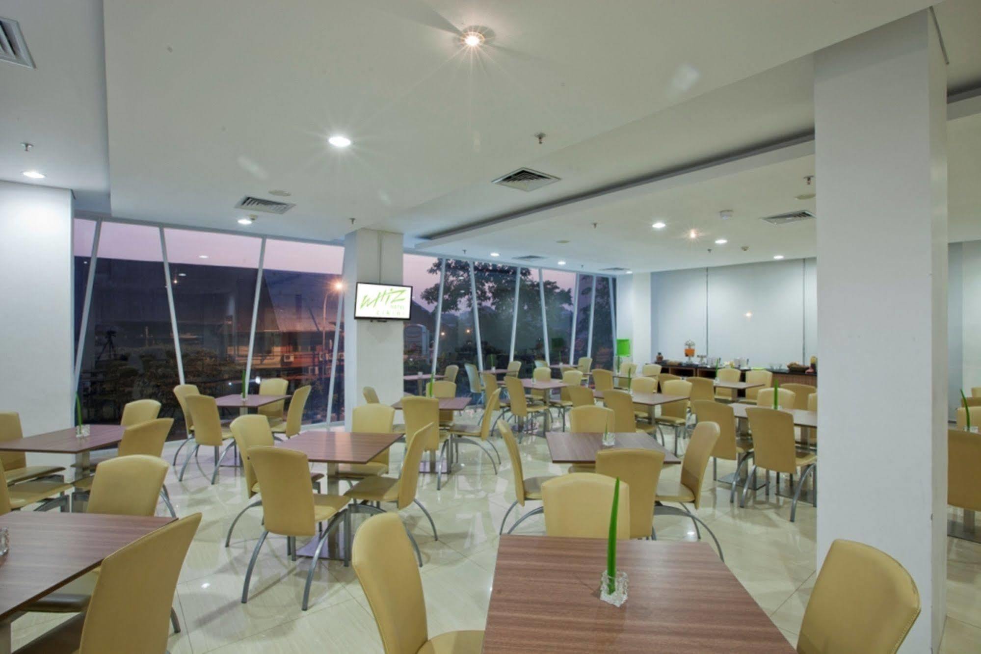 Whiz Hotel Cikini Jakarta Exterior photo